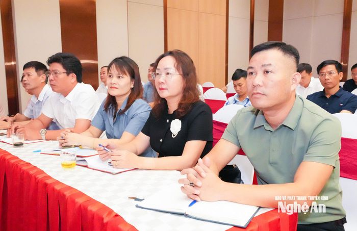 Cán bộ cấp ủy và Ủy ban Kiểm tra cơ sở tham gia hội nghị. Ảnh: Mai Hoa