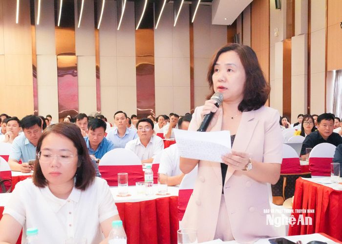 Đồng chí Nguyễn Thị Oanh - Ủy viên Ủy ban Kiểm tra Tỉnh ủy trao đổi một số vấn đề thực tiễn phát sinh. Ảnh: Mai Hoa