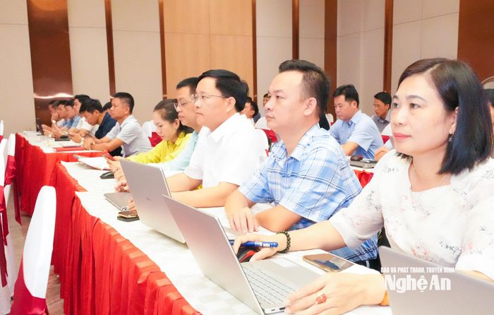 Cán bộ cấp ủy và Ủy ban Kiểm tra cơ sở tham gia hội nghị. Ảnh: Mai Hoa