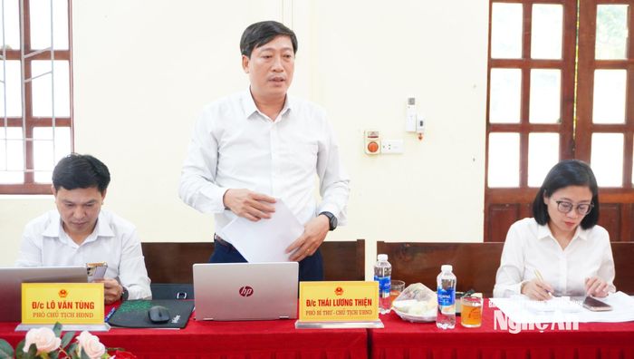 Chủ tịch UBND xã Yên Na báo cáo tại buổi làm việc. Ảnh: Phan Trung Tú