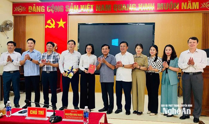 Đoàn công tác tặng 10 triệu đồng để hỗ trợ cải thiện điều kiện sinh hoạt của cán bộ công chức Văn phòng Đảng uỷ, UBND xã Yên Na. Ảnh: Phan Trung Tú