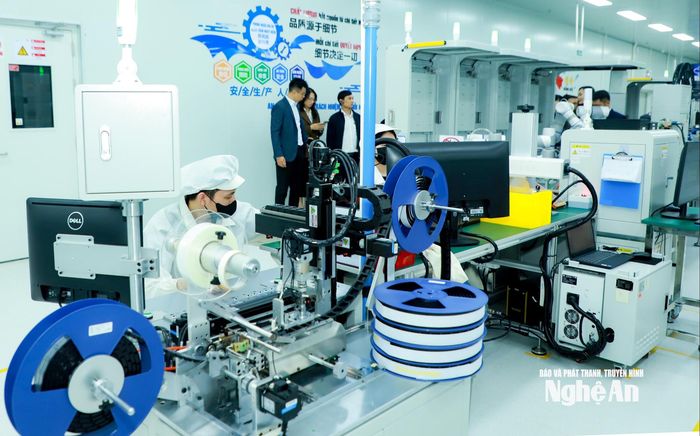 Công nhân làm việc tại nhà máy trong KCN VSIP. Ảnh: Thành Duy
