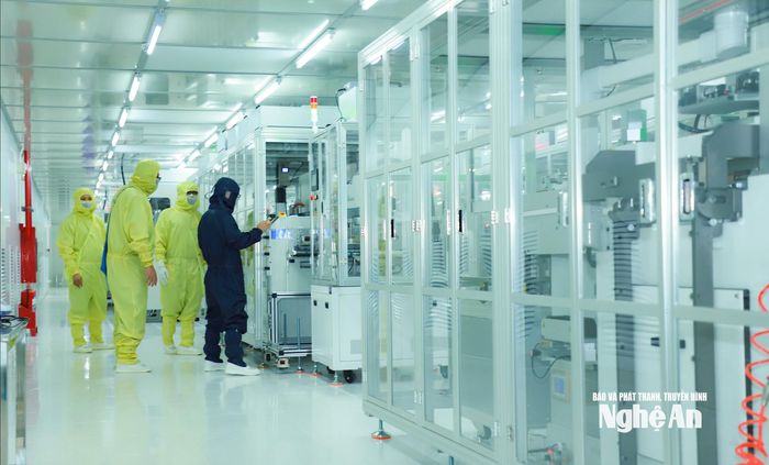 Sản xuất linh kiện điện tử quang học tại Nhà máy Radiant Opto - Electronics Việt Nam Nghệ An ở Khu công nghiệp VSIP. Ảnh: Thành Duy
