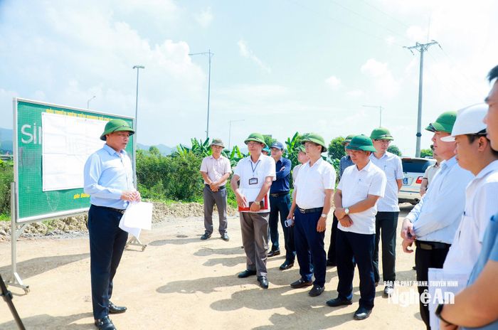 Phó Chủ tịch UBND tỉnh Hoàng Phú Hiền trao đổi với lãnh đạo các xã: Thần Lĩnh, Nghi Lộc, Yên Trung, Hưng Nguyên, Hưng Nguyên Nam, Lam Thành. Ảnh: Thành Duy