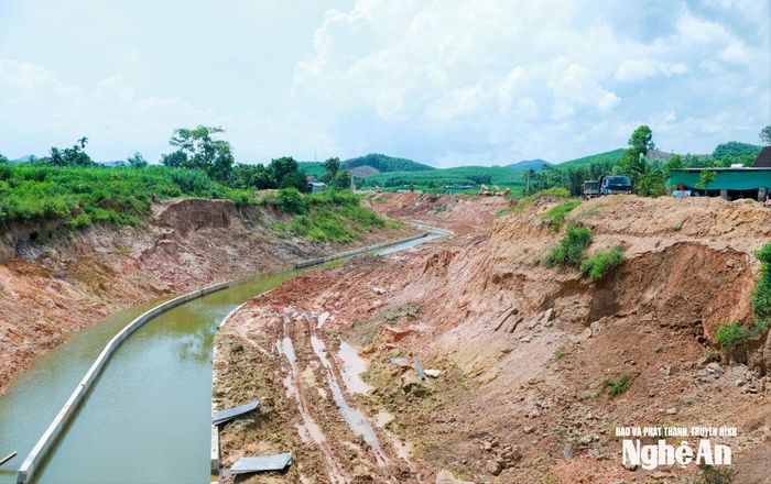 Thi công hạng mục điều chỉnh Kênh tiêu Châu Bình thuộc Dự án Hồ chứa nước Bản Mồng do Ban Quản lý dự án Nông nghiệp và Môi trường tỉnh làm chủ đầu tư. Ảnh: Thành Duy