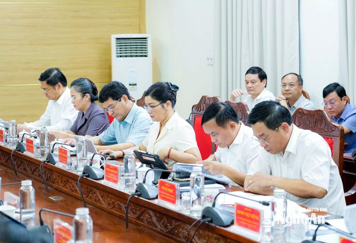 Các đồng chí Thường trực, Ủy viên Ban Thường vụ Tỉnh ủy dự phiên họp. Ảnh: Phạm Bằng