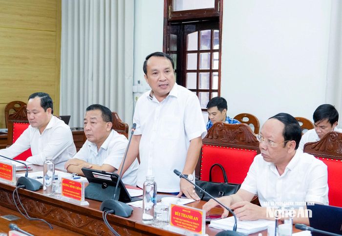 Đồng chí Dương Đình Chỉnh - Ủy viên Ban Thường vụ Tỉnh ủy, Phó Chủ tịch Thường trực HĐND tỉnh phát biểu tại phiên họp. Ảnh: Phạm Bằng