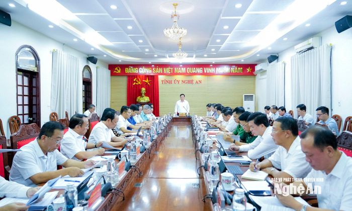 Đồng chí Nguyễn Khắc Thận - Ủy viên Trung ương Đảng, Bí thư Tỉnh ủy, Trưởng Đoàn ĐBQH tỉnh chủ trì phiên họp của Ban Thường vụ Tỉnh ủy. Ảnh: Phạm Bằng