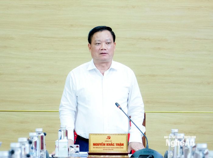 Đồng chí Nguyễn Khắc Thận - Ủy viên Trung ương Đảng, Bí thư Tỉnh ủy, Trưởng Đoàn ĐBQH tỉnh kết luận phiên họp. Ảnh: Phạm Bằng