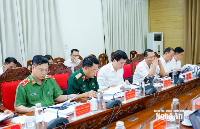 Các đồng chí Ủy viên Ban Thường vụ Tỉnh ủy dự phiên họp. Ảnh: Phạm Bằng