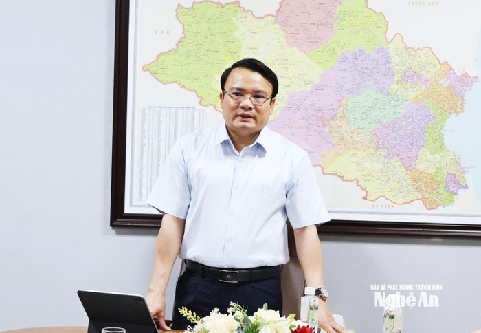 Đồng chí Phùng Thành Vinh - Phó Chủ tịch UBND tỉnh yêu cầu Ban QLDA đẩy nhanh tiến độ các dự án trọng điểm. Ảnh: Hoàng Hiếu