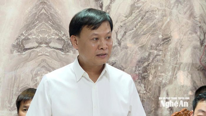Đồng chí Vương Đình Nhuận - Giám đốc Ban Quản lý dự án đầu tư xây dựng công trình dân dụng và công nghiệp tỉnh báo cáo các dự án do đơn vị làm chủ đầu tư. Ảnh: Hoàng Hiếu