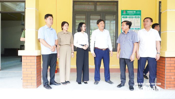 Đoàn giám sát số 2 của HĐND tỉnh Nghệ An do đồng chí Nguyễn Như Khôi - Ủy viên Ban Chấp hành Đảng bộ tỉnh, Phó Chủ tịch HĐND tỉnh làm Trưởng đoàn khảo sát tại trụ sở xã Yên Tĩnh (cũ). Ảnh: Phan Trung Tú