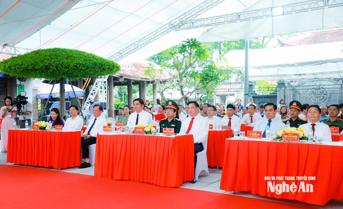 Các đồng chí lãnh đạo tỉnh và các đại biểu về dự Lễ tưởng niệm Hoàng đế Quang Trung. Ảnh: Thành Duy
