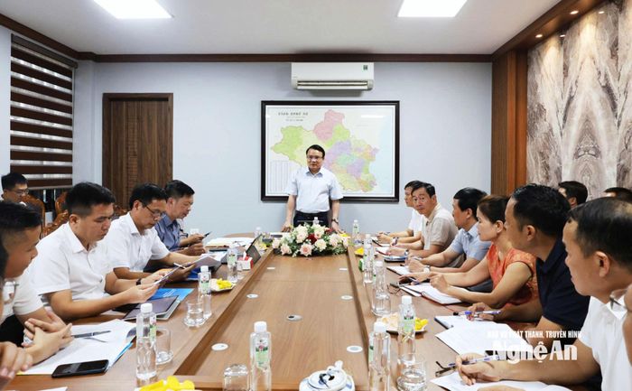 Đồng chí Phùng Thành Vinh - Phó Chủ tịch UBND tỉnh phát biểu kết luận buổi làm việc. Ảnh: Hoàng Hiếu