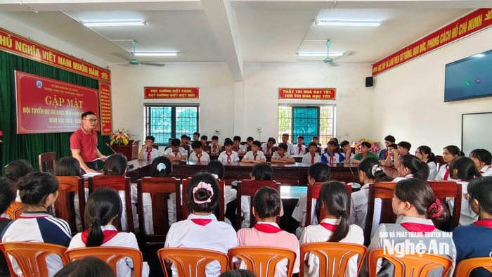 Trường THCS Đặng Chánh Kỷ, xã Vạn An gặp mặt đội tuyển tham gia kỳ thi học sinh giỏi năm học 2025 - 2026. Ảnh: Mỹ Hà
