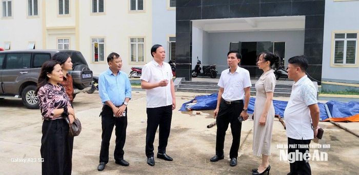 Đoàn khảo sát tại dự án xây dựng Trung tâm Y tế Hoàng Mai. Ảnh: Nguyễn Thị Vân