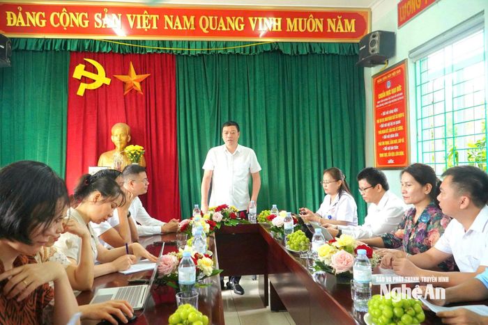 Đoàn khảo sát và làm việc tại Trạm Y tế Quỳnh Dị, phường Tân Mai. Ảnh: Nguyễn Thị Vân