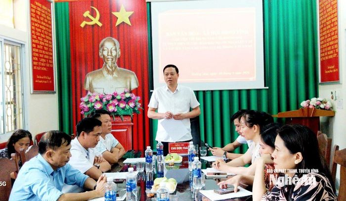 Đoàn khảo sát và làm việc tại Trung tâm Y tế Hoàng Mai. Ảnh: Nguyễn Thị Vân