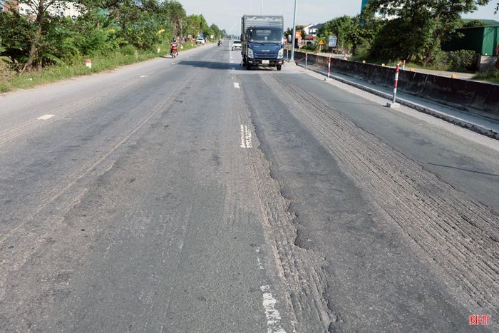  Tình trạng mặt đường hư hỏng kết cấu, bong tróc, nứt lưới, nứt rạn mai rùa, trồi lún, hằn lún vệt bánh xe xuất hiện gần như suốt chiều dài 35 km của đoạn tuyến quốc lộ 1. Trong ảnh: Đoạn tuyến quốc lộ 1 qua xã Can Lộc, tỉnh Hà Tĩnh. 
