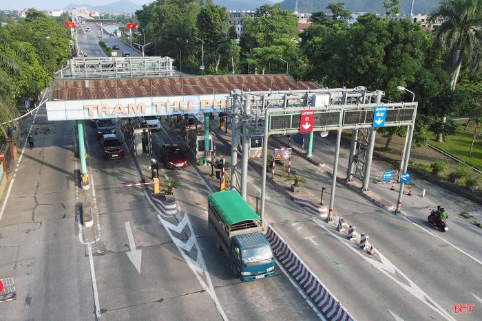  Theo tìm hiểu, năm 2026 là mốc thời gian mà nhà đầu tư - Tập đoàn Cienco4, phải thực hiện công tác đại tu (sửa chữa lớn) trên quốc lộ 1 đoạn Nam cầu Bến Thủy tới Bắc tuyến tránh TP Hà Tĩnh (cũ). Tập đoàn Cienco4 hiện đang triển khai việc hoàn thiện hồ sơ, thủ tục phục vụ cho việc đại tu. Tuy nhiên, theo đánh giá của Khu Quản lý đường bộ II (Cục Đường bộ Việt Nam), với tiến độ như hiện nay, khả năng cao là nhà đầu tư không thể triển khai dự án đại tu trong năm 2026. Trong ảnh: Trạm thu phí của Tập đoàn Cienco4 được đặt tại cầu Bến Thủy 1. 