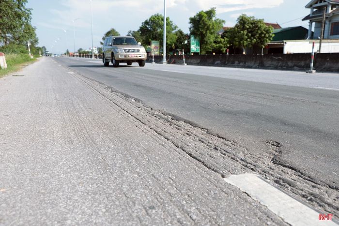  Nhiều đoạn tuyến còn xuất hiện tình trạng trồi lún, hằn lún vệt bánh xe. Trong ảnh: Đoạn tuyến quốc lộ 1 qua xã Can Lộc, tỉnh Hà Tĩnh. 