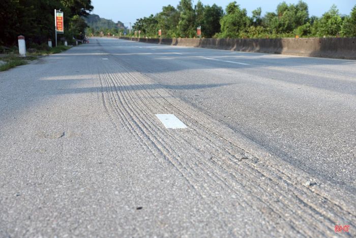  Qua thời gian dài khai thác, ảnh hưởng từ thời tiết và lưu lượng phương tiện đông đúc, trong khi công tác duy tu, bảo dưỡng, sửa chữa định kỳ chưa được quan tâm đúng mức khiến quốc lộ 1 đoạn Nam cầu Bến Thủy tới Bắc tuyến tránh TP Hà Tĩnh (cũ) bị hư hỏng, xuống cấp nghiêm trọng. Trong ảnh: Đoạn tuyến quốc lộ 1 qua xã Nghi Xuân, tỉnh Hà Tĩnh. 