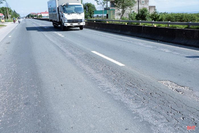  Tại nhiều đoạn tuyến xuất hiện tình trạng nền, mặt đường bị hư hỏng kết cấu, bong tróc, nứt lưới, nứt rạn mai rùa. Trong ảnh: Đoạn tuyến quốc lộ 1 qua xã Đông Kinh, tỉnh Hà Tĩnh. 