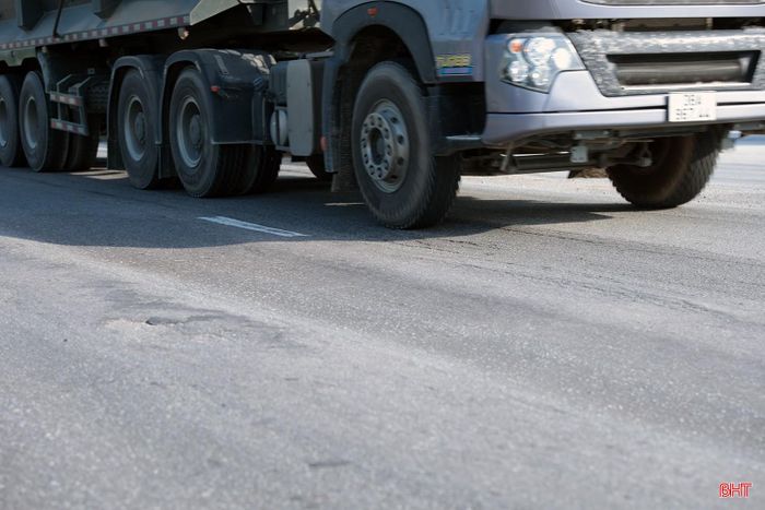  Xác nhận tình trạng xuống cấp, hư hỏng mặt đường quốc lộ 1 đoạn từ Nam cầu Bến Thủy tới Bắc tuyến tránh TP Hà Tĩnh (cũ), ông Nguyễn Đức Dũng - Phó Giám đốc Khu Quản lý đường bộ II (Cục Đường bộ Việt Nam) cho biết, đơn vị đã phối hợp với các cơ quan có liên quan tiến hành kiểm tra và yêu cầu nhà đầu tư cần sớm khắc phục, sửa chữa, đảm bảo an toàn giao thông. Trong ảnh: Đoạn tuyến quốc lộ 1 qua phường Nam Hồng Lĩnh, tỉnh Hà Tĩnh. 