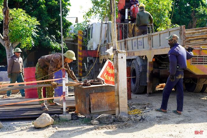 Trước dự báo thời tiết bất lợi có thể ảnh hưởng đến tiến độ công trình khi các hạng mục thi công đều liên quan đến dòng chảy của kênh và hệ thống điện phục vụ công trường, nhà thầu đã tranh thủ thời tiết những lúc thuận lợi tập trung đẩy nhanh tiến độ.