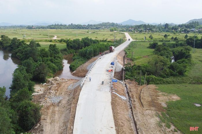 Cầu Hói Hiến trên tuyến đường liên xã Tứ Mỹ - Mai Hoa từng xuống cấp nghiêm trọng, mặt cầu hẹp, tạo điểm thắt cổ chai và tiềm ẩn nguy cơ mất an toàn giao thông. Trước thực tế này, dự án sửa chữa, khắc phục và nâng cấp cầu Hói Hiến với tổng kinh phí 10 tỷ đồng đã được triển khai. Dự án do Ban Quản lý dự án đầu tư xây dựng công trình Giao thông và Phát triển đô thị tỉnh làm chủ đầu tư, khởi công từ giữa tháng 5/2026 và theo kế hoạch ban đầu sẽ hoàn thành, bàn giao vào cuối tháng 10/2026.