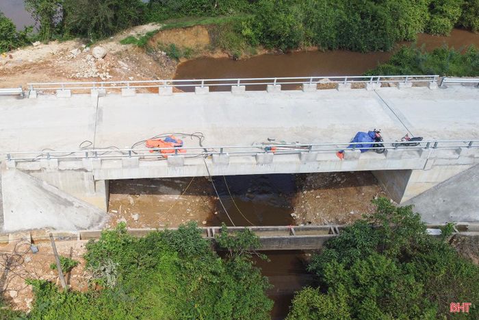 Cầu gồm 1 nhịp giản đơn dài 21m, tổng chiều dài toàn cầu khoảng 30,1m. Công trình cũng được tính toán về khả năng thoát lũ, bảo đảm an toàn trong điều kiện thời tiết bất lợi. Đến nay, dự án đã hoàn thành khoảng 95% khối lượng công việc. Nhà thầu đang tập trung thi công các hạng mục cuối cùng, ﻿trong đó có đổ bê tông lề và dọn dẹp mặt bằng.