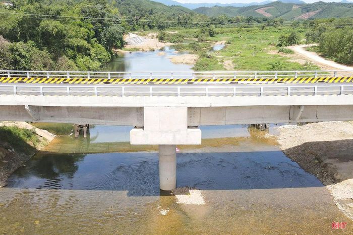 Với mục tiêu đưa vào sử dụng trước mùa mưa lũ, sau gần 10 tháng tập trung thi công, cầu Lâm Lĩnh vừa được hoàn thành, giúp người dân không còn nỗi lo bị chia cắt khi mưa lớn, nhất là khoảng 100 hộ dân thôn Trung Lĩnh (xã Sơn Hồng).