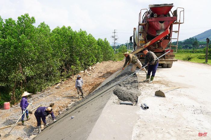  "Công trình thi công giai đoạn hoàn thiện có gặp thời tiết bất lợi gây ảnh hưởng một số hạng mục và cuốn trôi cầu tạm vào đợt mưa ngày 20/8 vừa qua, nhưng đơn vị vẫn cố gắng bố trí ca kíp bài bản, tổ chức làm bù để đẩy nhanh tiến độ. Nhờ đó, đến nay, dự án đang vượt tiến độ dự kiến, phấn đấu cuối tháng 9 sẽ hoàn thành và bàn giao công trình", ông Phan Xuân Hậu - Giám đốc Công ty TNHH 169 Hà Tĩnh (đơn vị thi công) cho biết. 