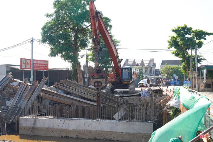 Cầu Chợ Giấy được xây dựng với chiều dài 24m, rộng 12m, góp phần hoàn thiện kết nối giao thông, bảo đảm an toàn cho người và phương tiện qua lại. Hiện nay, các mũi thi công đang được triển khai đồng thời, trong đó tập trung vào bê tông cốt thép mố M1, đóng cọc cừ mố M2 và đúc dầm. Đến nay, dự án đạt khoảng 50% khối lượng.