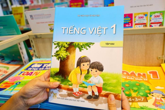 Tại một số nhà sách, cửa hàng văn phòng phẩm ở Hà Tĩnh, một số đầu sách giáo khoa đã hết hàng trong những ngày đầu năm học.