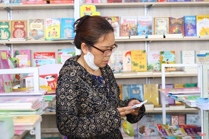 Bà Nguyễn Thị Cẩm Nhung (xã Lộc Hà) đã 5 lần tìm đến các nhà sách nhưng vẫn chưa mua đủ sách cho con.