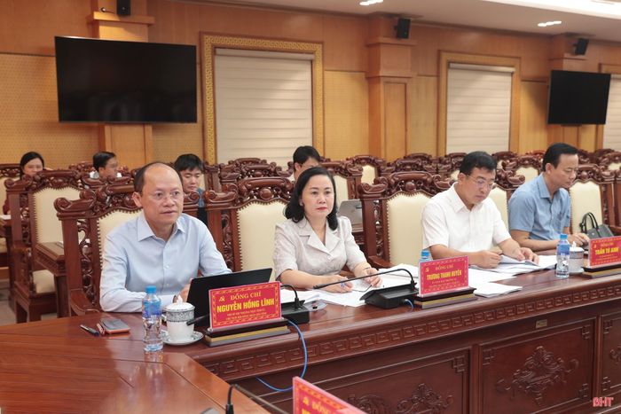 Đồng chí Nguyễn Hồng Lĩnh – Phó Bí thư Thường trực Tỉnh ủy, Chủ tịch HĐND tỉnh cùng các đồng chí Ủy viên BTV Tỉnh ủy tham dự hội nghị.