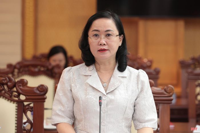 Đồng chí Trương Thanh Huyền - Ủy viên BTV Tỉnh ủy, Trưởng ban Tổ chức Tỉnh ủy báo cáo các nội dung liên quan tại hội nghị.