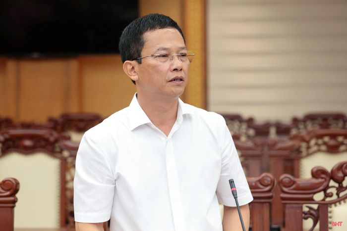 Đồng chí Nguyễn Trọng Hiếu - Ủy viên BTV Tỉnh ủy, Phó Chủ tịch UBND tỉnh báo cáo về chủ trương sắp xếp ban QLDA đầu tư xây dựng trên địa bàn tỉnh.