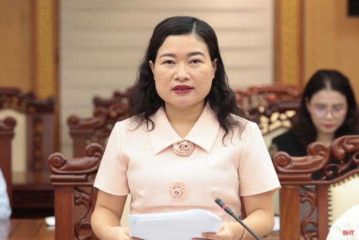 Đồng chí Nguyễn Thị Nguyệt - Phó Chủ tịch UBND tỉnh báo cáo dự thảo phương án sắp xếp các cơ sở giáo dục đại học, cơ sở giáo dục nghề nghiệp công lập trên địa bàn tỉnh.