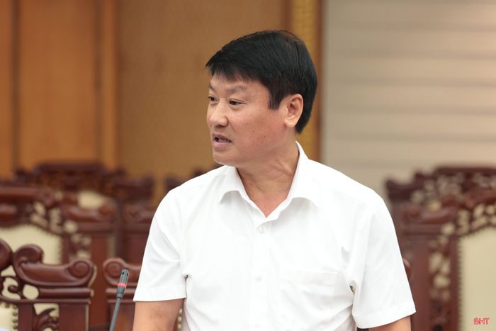 Đồng chí Trần Quang Tuấn - Ủy viên BTV Tỉnh ủy, Bí thư Đảng ủy, Chủ tịch HĐND phường Thành Sen tham gia ý kiến.