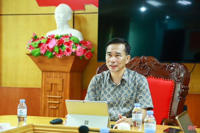 Giám đốc Sở VH-TT&DL Hà Tĩnh, Trưởng ban Tổ chức địa phương Giải Bóng đá chuyên nghiệp Quốc gia 2026-2027 phát biểu tại cuộc họp.