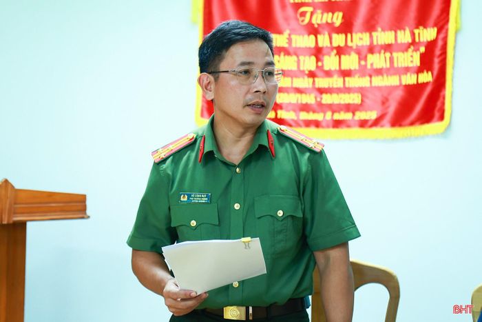 Thượng tá Hồ Công Đạt - Phó Trưởng phòng Tham mưu Công an tỉnh Hà Tĩnh phát biểu tại cuộc họp.