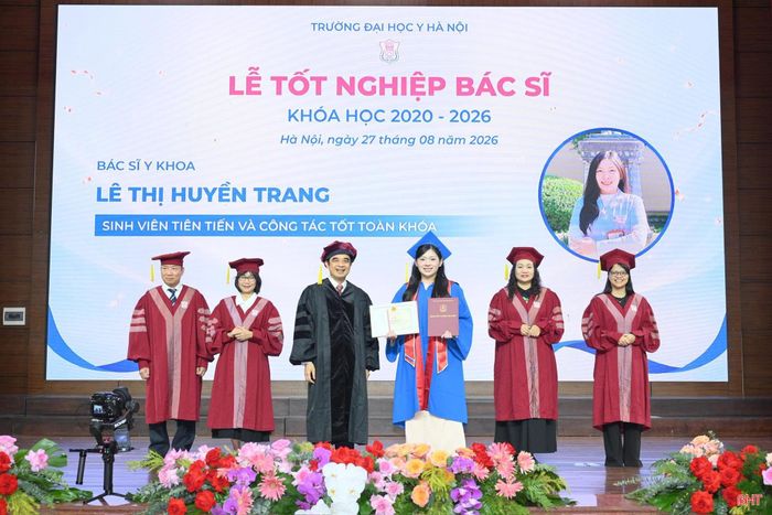 Huyền Trang trong lễ tốt nghiệp Bác sĩ Y khoa tại Trường Đại học Y Hà Nội.