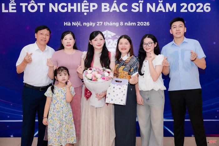 Gia đình chia sẻ niềm vui cùng Huyền Trang trong ngày cô nhận bằng tốt nghiệp Bác sĩ Y khoa tại Trường Đại học Y Hà Nội.