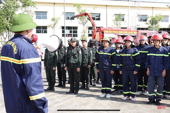 Cán bộ Phòng Cảnh sát PCCC&CNCH giới thiệu cơ chế xử lý, điều hành, mô phỏng tình huống cháy và trình tự diễn biến các hoạt động tổ chức CC, CNCH.