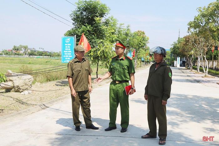  Cuộc thực tập nhằm nâng cao năng lực chỉ đạo, điều hành, tổ chức, chỉ huy CC, CNCH và công tác phối hợp hiệp đồng tác chiến giữa lực lượng Cảnh sát PCCC&CNCH, lực lượng dân phòng, lực lượng PCCC&CNCH cơ sở, chuyên ngành và các lực lượng khác. (Trong ảnh: Công an xã Đồng Tiến trao đổi về công tác PCCC với Đội dân phòng thôn Tây Tiến). 