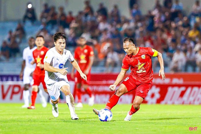 Sự bền bỉ, kỷ luật đã giúp Trọng Hoàng trở thành ngôi sao của bóng đá Việt Nam suốt hàng chục năm qua.