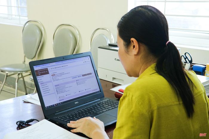 Cán bộ Phòng Văn hoá - Xã hội, UBND xã Thạch Hà tăng cường ứng dụng công nghệ vào hoạt động chuyên môn.
